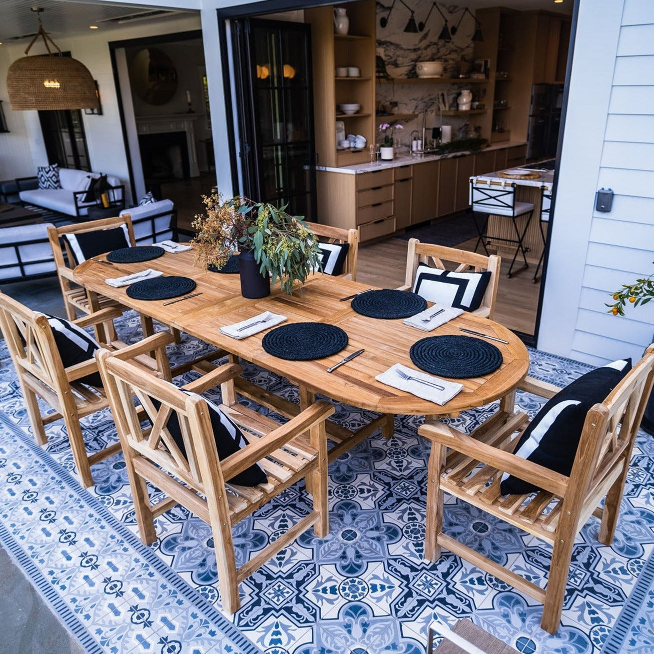 Scandinavian Adjustable 6-8 Person Natural Teak Outdoor Dining Table – 79″-118″